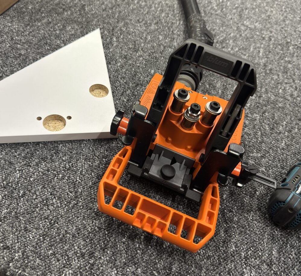 Read more about the article Dlaczego precyzja ma znaczenie? Jak powstają kuchnie na wymiar w Zgorzelcu